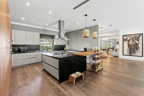 House in Miami, Florida 5 bedrooms, 338.63 sq.m. № 2010989 - photo 24