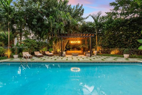 House in Miami, Florida 5 bedrooms, 338.63 sq.m. № 2010989 - photo 2