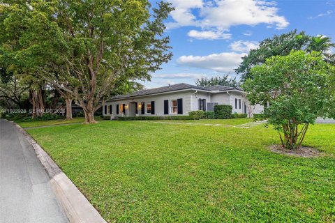 House in Miami, Florida 5 bedrooms, 338.63 sq.m. № 2010989 - photo 17