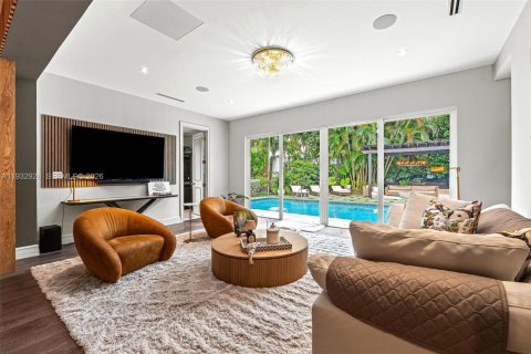 House in Miami, Florida 5 bedrooms, 338.63 sq.m. № 2010989 - photo 28