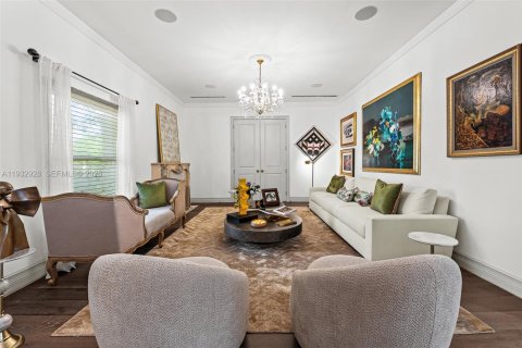 House in Miami, Florida 5 bedrooms, 338.63 sq.m. № 2010989 - photo 22