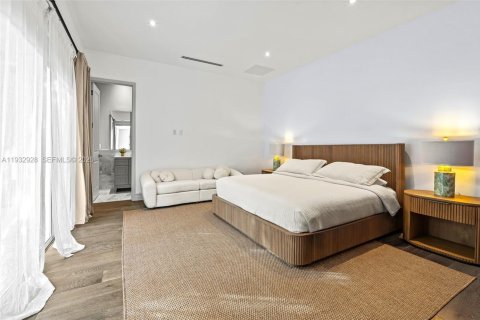 House in Miami, Florida 5 bedrooms, 338.63 sq.m. № 2010989 - photo 11