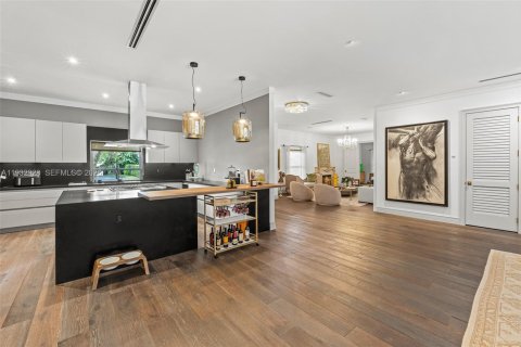 House in Miami, Florida 5 bedrooms, 338.63 sq.m. № 2010989 - photo 5