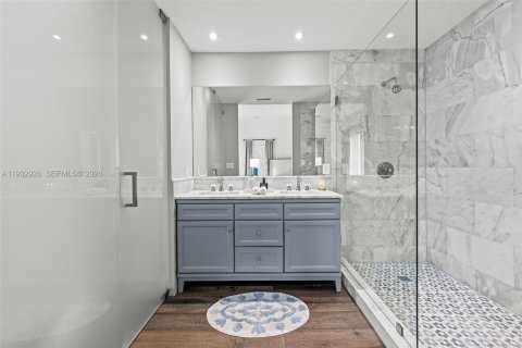 House in Miami, Florida 5 bedrooms, 338.63 sq.m. № 2010989 - photo 10