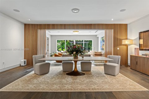 House in Miami, Florida 5 bedrooms, 338.63 sq.m. № 2010989 - photo 3