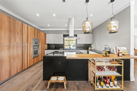 House in Miami, Florida 5 bedrooms, 338.63 sq.m. № 2010989 - photo 6