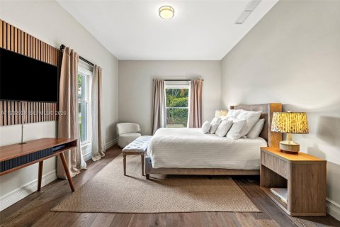 House in Miami, Florida 5 bedrooms, 338.63 sq.m. № 2010989 - photo 13