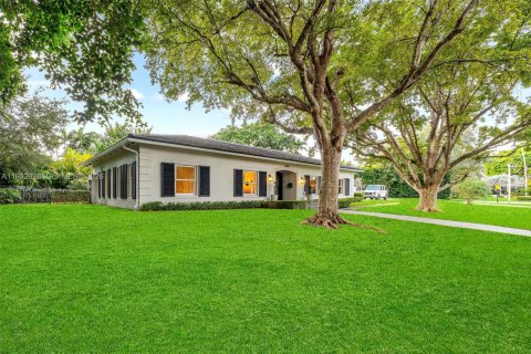 House in Miami, Florida 5 bedrooms, 338.63 sq.m. № 2010989 - photo 16