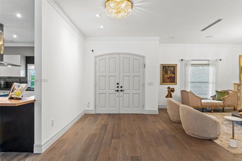 House in Miami, Florida 5 bedrooms, 338.63 sq.m. № 2010989 - photo 18