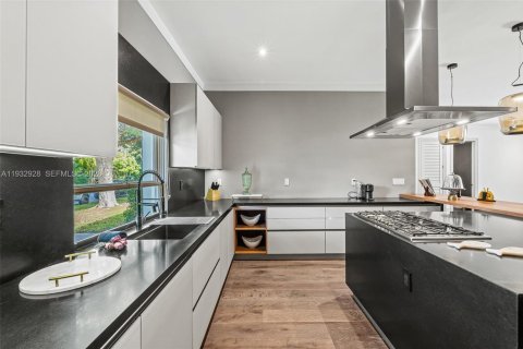 House in Miami, Florida 5 bedrooms, 338.63 sq.m. № 2010989 - photo 27