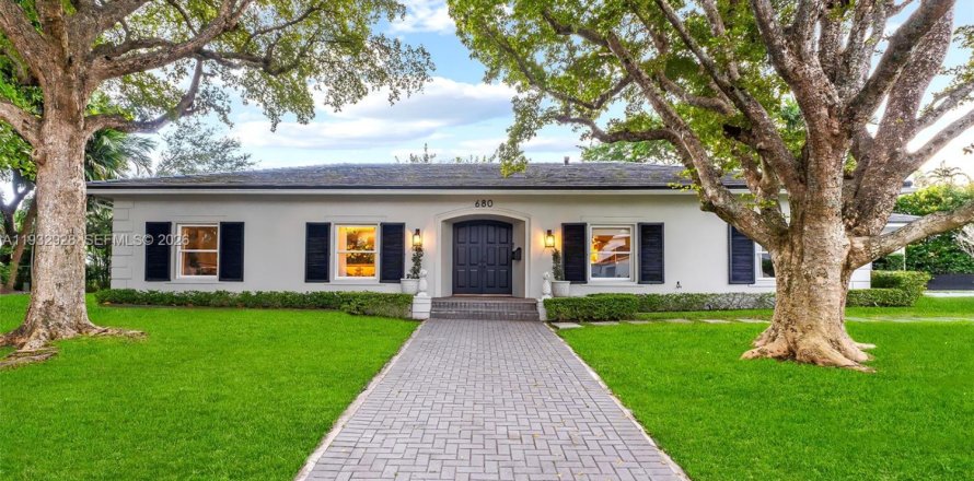 House in Miami, Florida 5 bedrooms, 338.63 sq.m. № 2010989