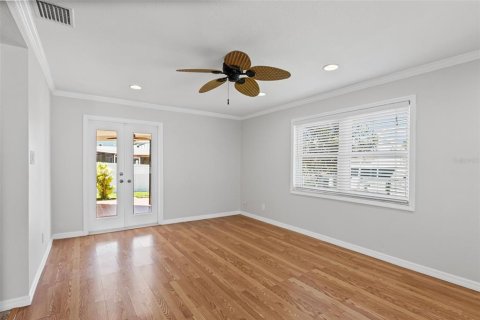 House in Saint Petersburg, Florida 3 bedrooms, 140.75 sq.m. № 1655180 - photo 16