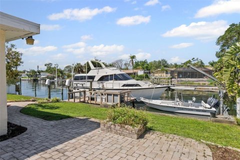 House in Saint Petersburg, Florida 3 bedrooms, 140.75 sq.m. № 1655180 - photo 7