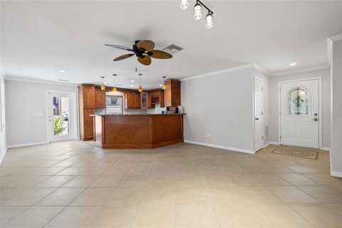 House in Saint Petersburg, Florida 3 bedrooms, 140.75 sq.m. № 1655180 - photo 9