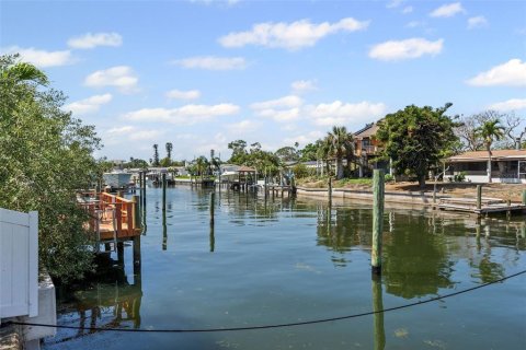 House in Saint Petersburg, Florida 3 bedrooms, 140.75 sq.m. № 1655180 - photo 6