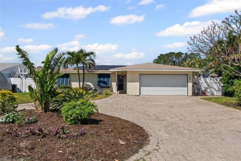 House in Saint Petersburg, Florida 3 bedrooms, 140.75 sq.m. № 1655180 - photo 1