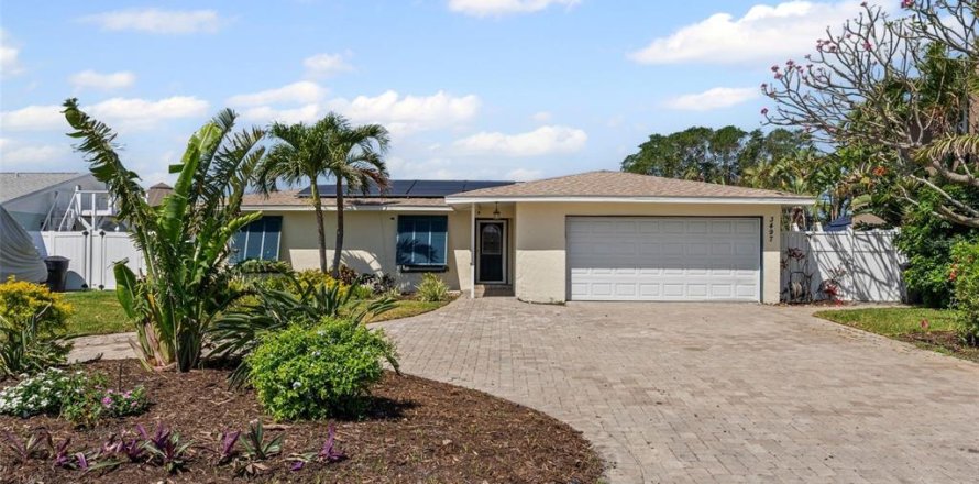 House in Saint Petersburg, Florida 3 bedrooms, 140.75 sq.m. № 1655180