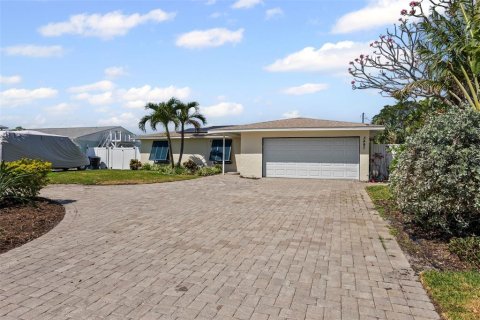 House in Saint Petersburg, Florida 3 bedrooms, 140.75 sq.m. № 1655180 - photo 4