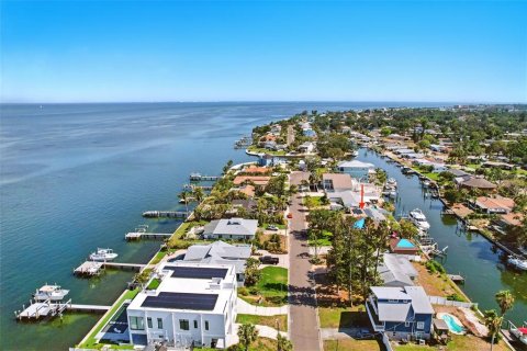 House in Saint Petersburg, Florida 3 bedrooms, 140.75 sq.m. № 1655180 - photo 2