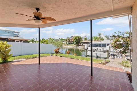 House in Saint Petersburg, Florida 3 bedrooms, 140.75 sq.m. № 1655180 - photo 5