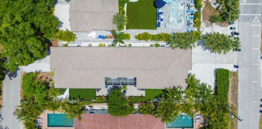 Commercial property in Sarasota, Florida 6 bedrooms, 296.82 sq.m. № 2217083