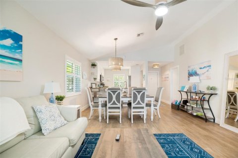 Commercial property in Sarasota, Florida 6 bedrooms, 296.82 sq.m. № 2217083 - photo 19