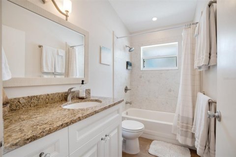 Commercial property in Sarasota, Florida 6 bedrooms, 296.82 sq.m. № 2217083 - photo 30