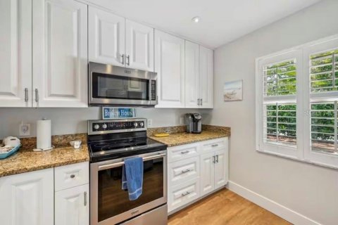 Commercial property in Sarasota, Florida 6 bedrooms, 296.82 sq.m. № 2217083 - photo 6