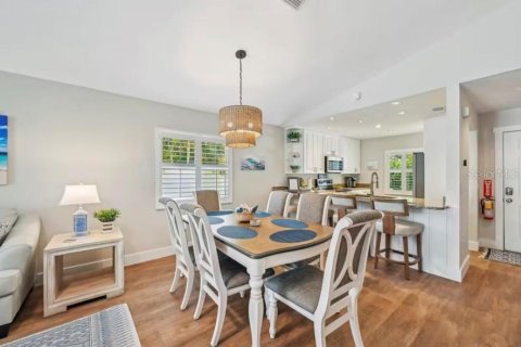 Commercial property in Sarasota, Florida 6 bedrooms, 296.82 sq.m. № 2217083 - photo 14