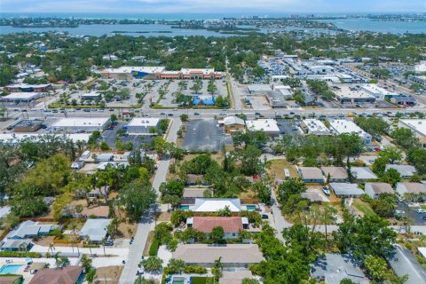 Commercial property in Sarasota, Florida 6 bedrooms, 296.82 sq.m. № 2217083 - photo 2
