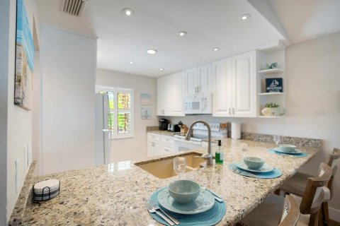 Commercial property in Sarasota, Florida 6 bedrooms, 296.82 sq.m. № 2217083 - photo 12