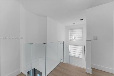 Casa en venta en Miami, Florida, 4 dormitorios, 170.2 m2 № 1845830 - foto 19