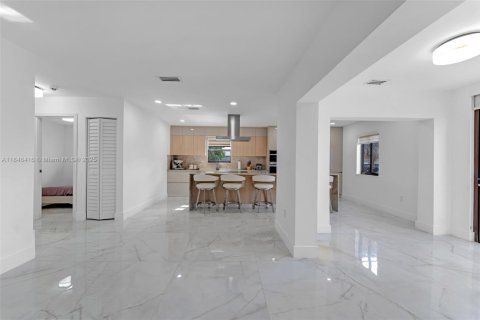 Casa en venta en Miami, Florida, 4 dormitorios, 170.2 m2 № 1845830 - foto 6