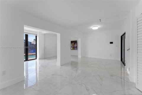 Casa en venta en Miami, Florida, 4 dormitorios, 170.2 m2 № 1845830 - foto 10