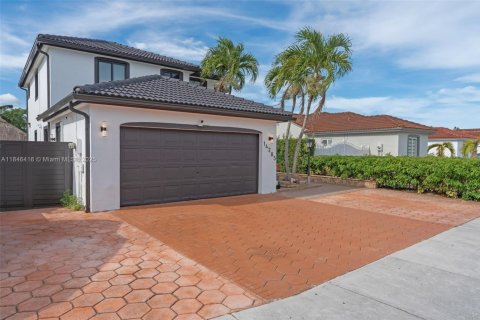 Casa en venta en Miami, Florida, 4 dormitorios, 170.2 m2 № 1845830 - foto 3
