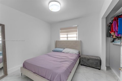 Casa en venta en Miami, Florida, 4 dormitorios, 170.2 m2 № 1845830 - foto 12