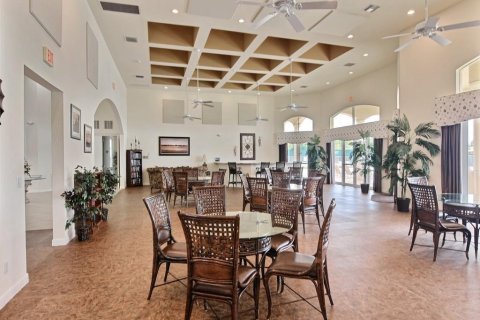 House in Fort Pierce, Florida 5 bedrooms, 228.63 sq.m. № 1188586 - photo 1