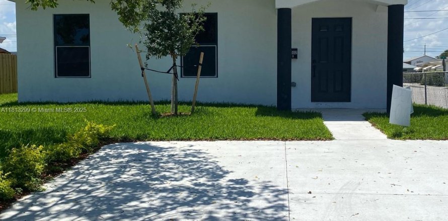 House in Lake Worth, Florida 3 bedrooms, 214.6 sq.m. № 1933617