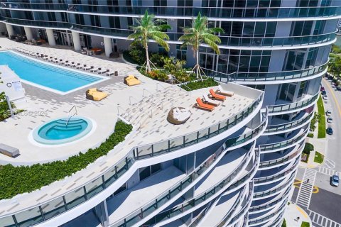 Condominio en Miami, Florida, 1 dormitorio  № 2084995