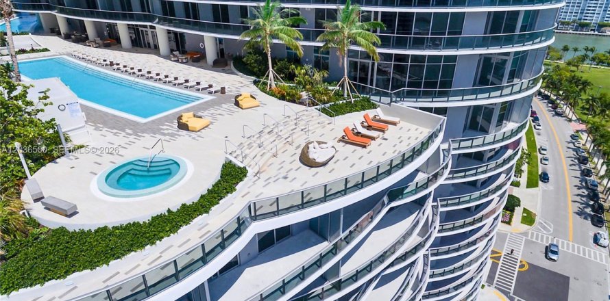 Condominio en Miami, Florida, 1 dormitorio  № 2084995