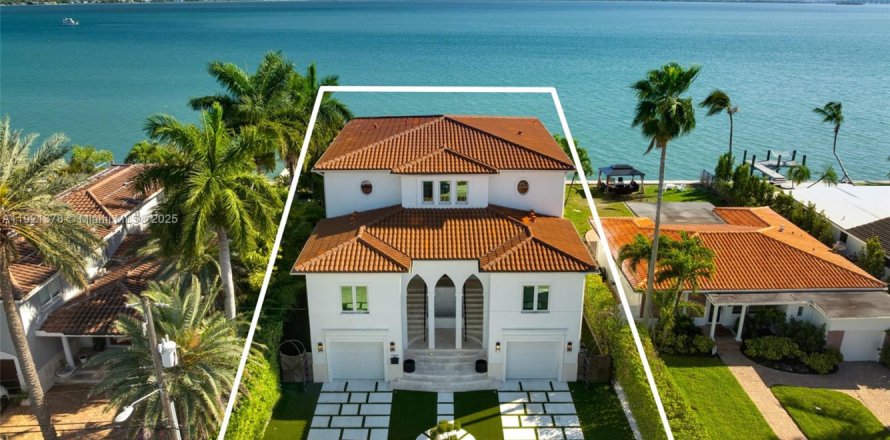 House in North Bay Village, Florida 6 bedrooms, 633.22 sq.m. № 1975433