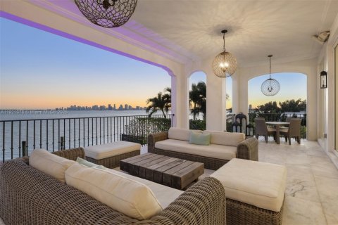 House in North Bay Village, Florida 6 bedrooms, 633.22 sq.m. № 1975433 - photo 28