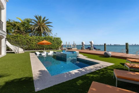 House in North Bay Village, Florida 6 bedrooms, 633.22 sq.m. № 1975433 - photo 18