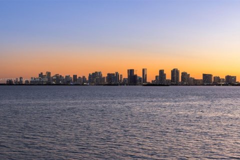 House in North Bay Village, Florida 6 bedrooms, 633.22 sq.m. № 1975433 - photo 30