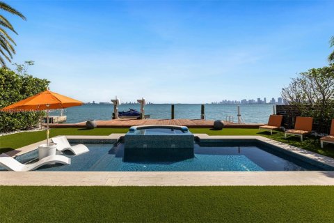 House in North Bay Village, Florida 6 bedrooms, 633.22 sq.m. № 1975433 - photo 14