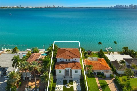 House in North Bay Village, Florida 6 bedrooms, 633.22 sq.m. № 1975433 - photo 3