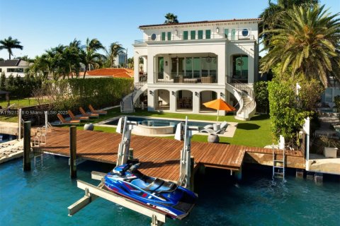 House in North Bay Village, Florida 6 bedrooms, 633.22 sq.m. № 1975433 - photo 6