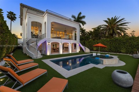 House in North Bay Village, Florida 6 bedrooms, 633.22 sq.m. № 1975433 - photo 11