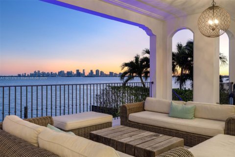 House in North Bay Village, Florida 6 bedrooms, 633.22 sq.m. № 1975433 - photo 29