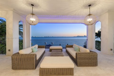 House in North Bay Village, Florida 6 bedrooms, 633.22 sq.m. № 1975433 - photo 27